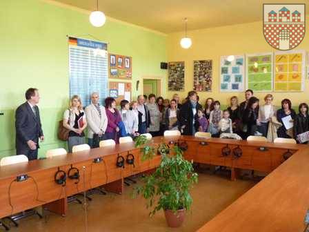 : W dniu 18 kwietnia oddano do uzytku pracownię mulimedialną w Szkole Podstawowej w Żarkach. 